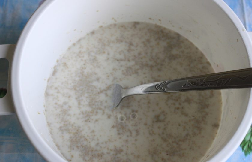 1. Этап. Домашний хлеб с луком: 1. Смешиваем в миске молоко, дрожжи, 1 ч. л. сахара и 1 ст. л. муки. Накрываем полотенцем и ставим в теплое место минут на 20 