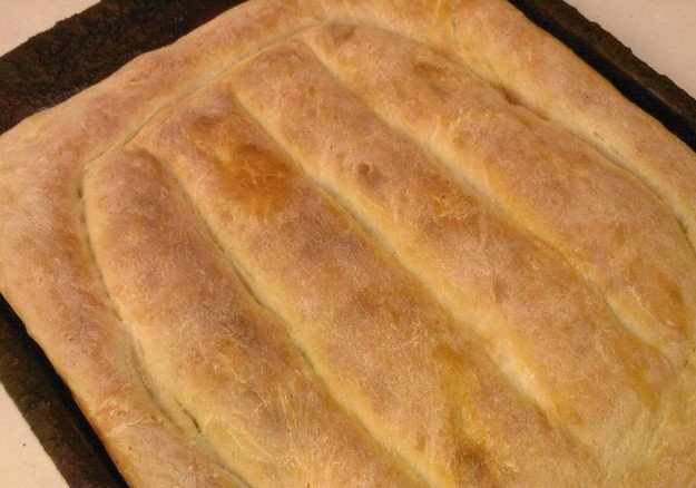 1. Этап. Матнакаш (хлеб по-армянски): Разогрейте духовку до двухсот двадцати градусов, выпекайте хлеб на протяжении 20-ти минут, пока на нем не появится золотистая хрустящая корочка.