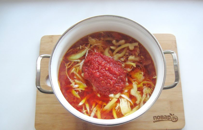 1. Этап. Борщ из индейки: Помидоры помойте, очистите шкурку, измельчите любым способом. Добавьте в борщ.