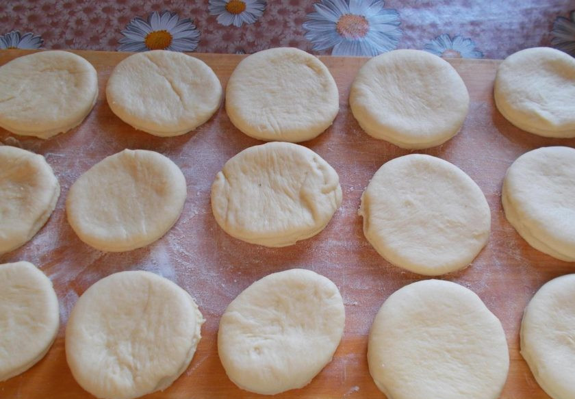 1. Этап. Берлинеры: Мучные заготовки выложите на поверхность и закройте полотенцем. Оставьте на 30 минут.