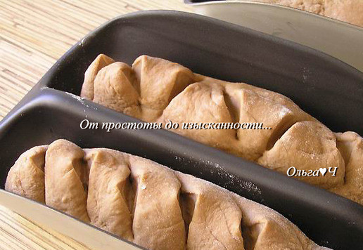 1. Этап. Багеты с шоколадом и миндалём: С помощью кулинарных ножниц сделайте надрезы. Уложите багеты в специальные формы для выпекания.