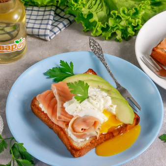Тост с авокадо, соленой семгой и яйцом пашот