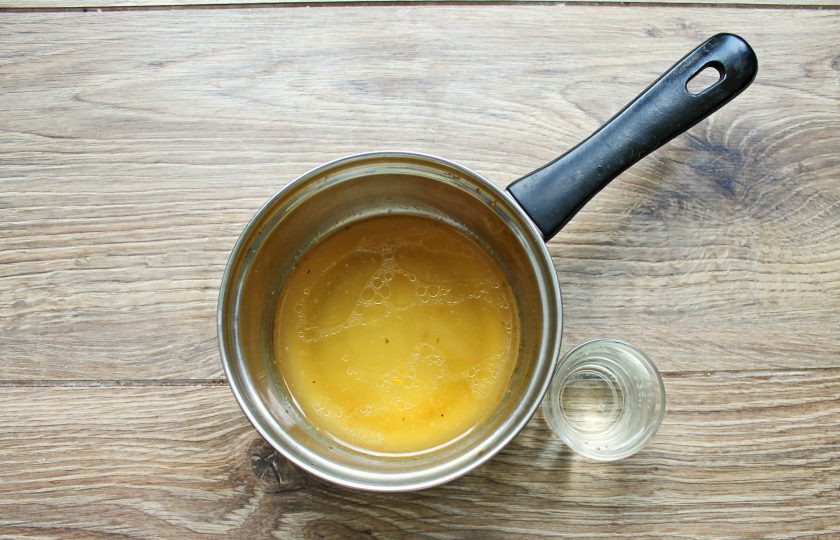 1. Этап. Куриная грудка с эстрагоном: Влейте в сотейник вино и готовьте все на среднем огне в течение 7 минут. За это время жидкость должна выпариться почти наполовину.