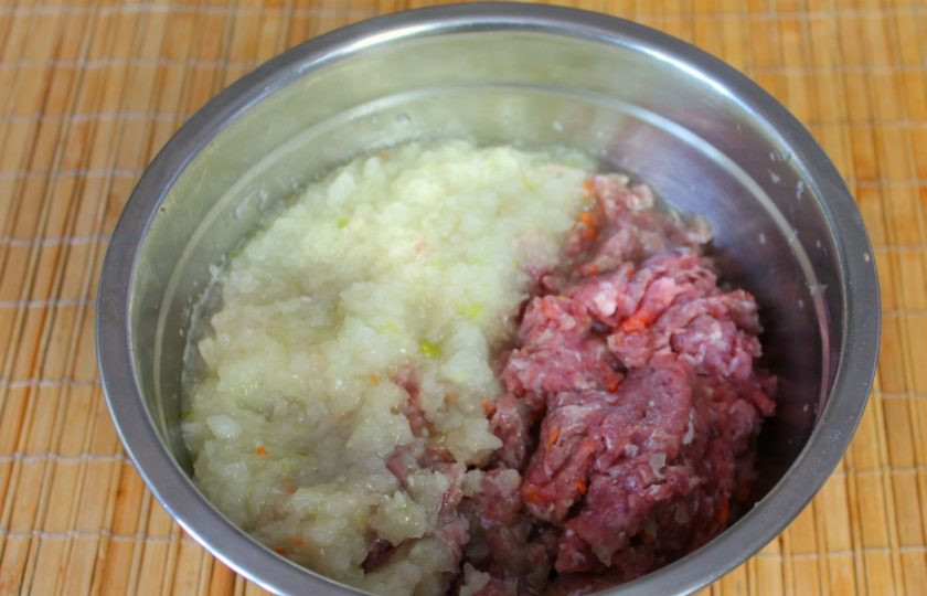 1. Этап. Макароны по-флотски на сковороде: Мясо и лук пропускаем через мясорубку. Можно добавить немного моркови, по желанию.