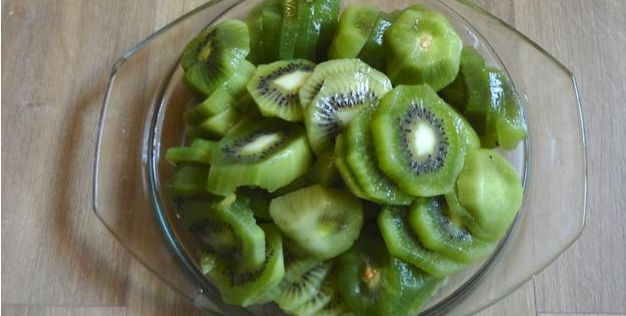 1. Этап. Варенье из киви на зиму: Киви точно так же нарезаем кольцами или в любой другой произвольной форме. Просто кольцами красивее.