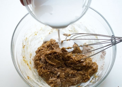 1. Этап. Бибинка: Вливаем кокосовое молоко и перемешиваем до однородности.