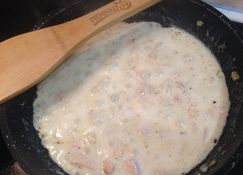 1. Этап. Сливочно-рыбный соус: 5. Сливки загустели, доводим соус до вкуса и убираем с плиты.