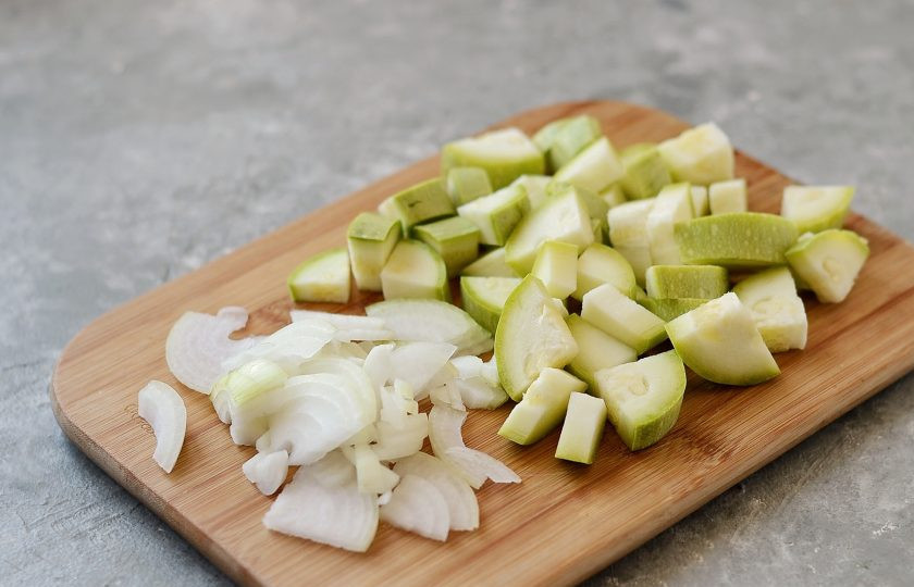 1. Этап. Кабачковая икра с мятой: Лук нарежьте кольцами, кабачок ломтиками.