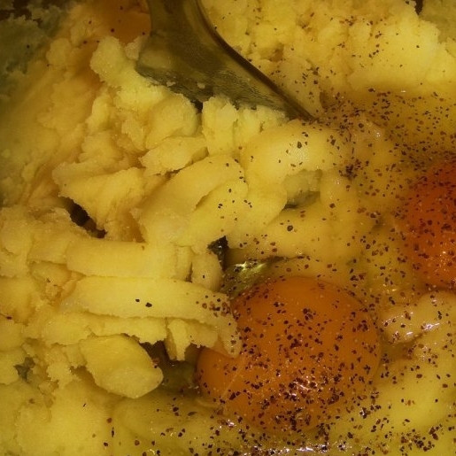 1. Этап. Пирожки с курицей и картошкой: В отваренную до готовности картошку добавляем два яйца, соль и перец. Превращаем в пюре.