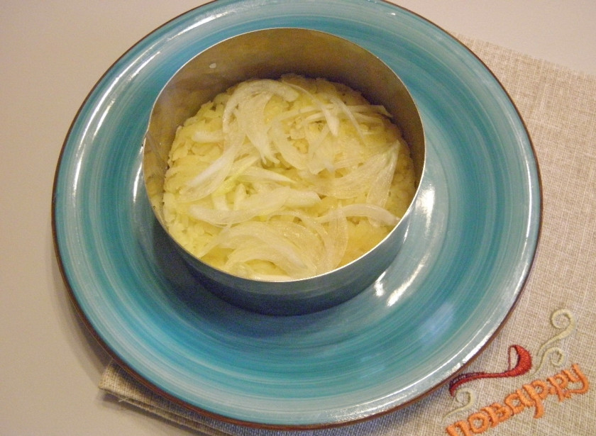 1. Этап. Салат Губернаторский: Салат подается порционно. Возьмите тарелочку, поставьте сервировочное кольцо. На дно уложите слой картофеля, далее лук и майонез, соль по вкусу.