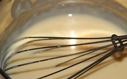 1. Этап. Пельмени в горшочке в молоке: 3. В пиале или миске взбиваем яйца и смешиваем с молоком, чтобы получилась однородная масса.