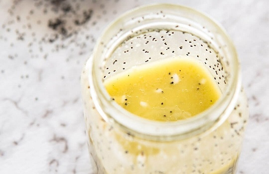 1. Этап. Салат с клубникой, авокадо и шпинатом: 3. Отдельно соедините масло с медом, уксусом, маком. Добавьте соль и перец по вкусу, можно немного горчицы. Перемешайте до однородности.