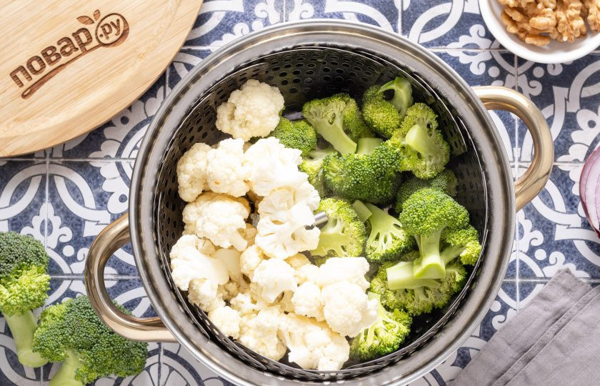 1. Этап. Салат из моркови, брокколи и цветной капусты: Цветную капусту и брокколи разделите на небольшое соцветия. Отварите или приготовить на пару 3-5 минут. Я предпочитаю, когда овощи остаются чуть хрустящим, но по желанию можно готовить их дольше.