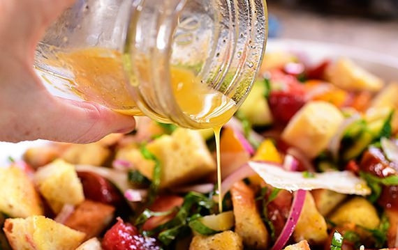 1. Этап. Итальянский салат Панцанелла: 5. Полейте салат оливковым маслом, смешанным с винным уксусом, солью и перцем по вкусу.