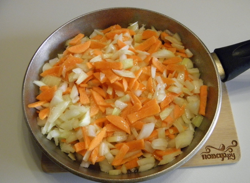 1. Этап. Солянка классическая: Обжарьте овощи на растительном масле, посолите по вкусу.