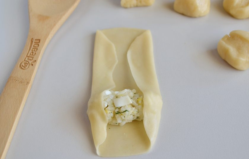 1. Этап. Молдавские пирожки с рисом Вэрзэре: Заверните оба края внутрь.