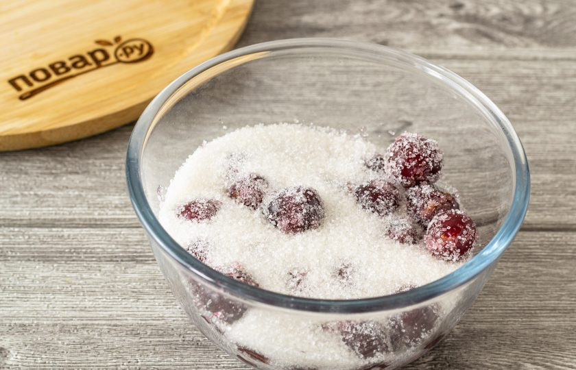 1. Этап. Варенье из вишни без косточек: Далее присыпьте вишню сахаром, аккуратно перемешайте и оставьте на пару часов, чтобы ягода пустила сок.