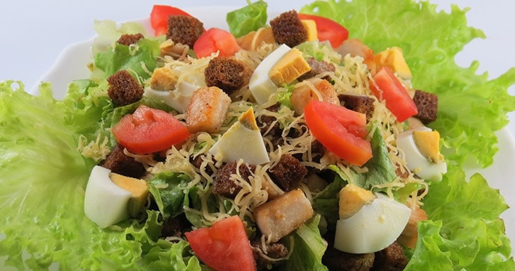 1. Этап. Цезарь со свининой: На листья салата с соусом выкладывайте бекон, курицу, сухарики, томаты, яйца. Потрите наверх сыр. Заправьте салат соусом и подавайте к столу. Теперь вы знаете, как приготовить 