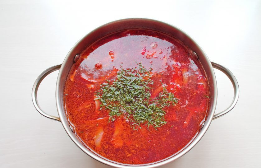 1. Этап. Украинский борщ с квашеной капустой: Зелень сполосните, обсушите и мелко порежьте. Добавьте в борщ, поперчите и доведите до кипения. Снимите соня и дайте постоять 10 минут.