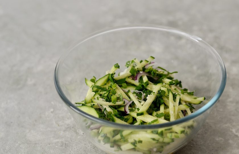 1. Этап. Китайская холодная лапша: Затем добавьте овощи и зелень.