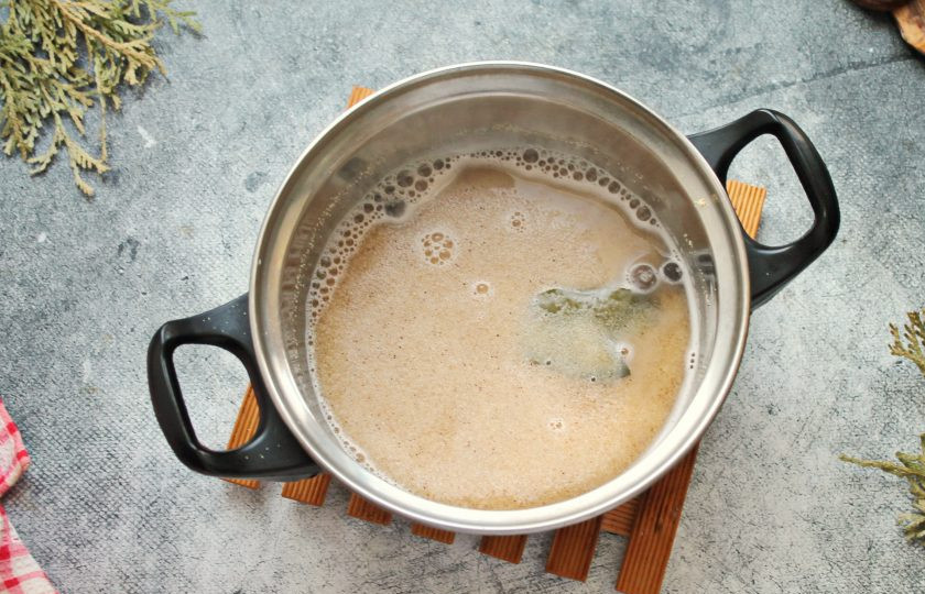 1. Этап. Смоленская каша: Мешая, тонкой струйкой всыпайте обжаренную манку в кастрюлю.