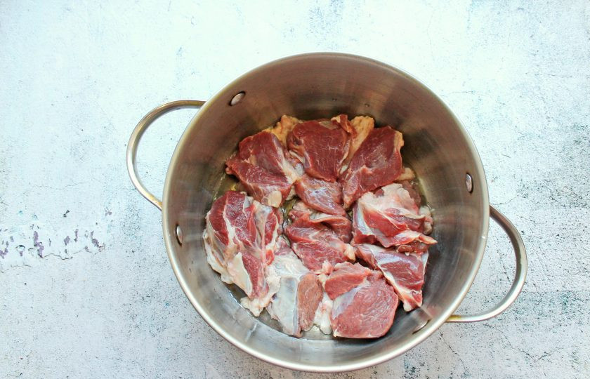 1. Этап. Хашлама из говядины на пиве: Говядину вымойте и разрежьте поперек волокон на средние куски. Выложите их на дно казана или кастрюлю с толстым дном, посолите.