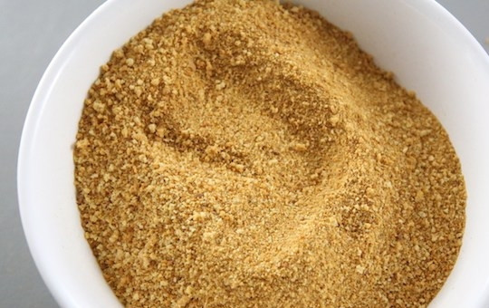 1. Этап. Медовик простой: 12. Сложите запеченные обрезки в мешочек и измельчите их с помощью скалки или комбайна.