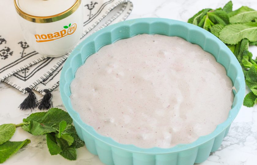 1. Этап. Самый быстрый пирог на основе варенья: Смажьте или сбрызните форму растительным маслом и выложите в нее тесто. Разогрейте духовку до 180 градусов и поместите форму на средний ярус.