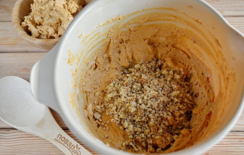 1. Этап. Шоколадный торт с орехами: 8. Отложите третью часть крема в отдельную посудину, это для оформления верха и боков тортика. В остальной крем добавьте молотые грецкие орехи. Я предварительно их обжарила пару минут на сухой сковороде до появления приятного аромата. Остудила и измельчила.