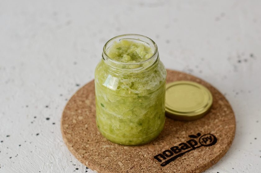 1. Этап. Хреновина из зеленых помидоров: Разложите по чистым стерилизованным банкам. Уже через день закуску можно есть.