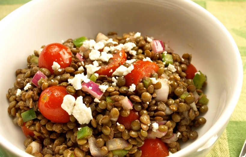 1. Этап. Cалат из чечевицы: 4. Тщательно перемешаем, добавим брынзу по вкусу и подаем салат к столу!