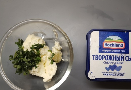 1. Этап. Салат с куриной печенью: В творожный сыр выложить тертый чеснок, мелко нарезанную мяту.