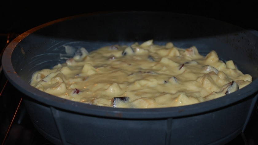 1. Этап. Сладкий пирог на скорую руку: И ставим в духовку, разогретую до 180 градусов. Время приготовления 25 минут.