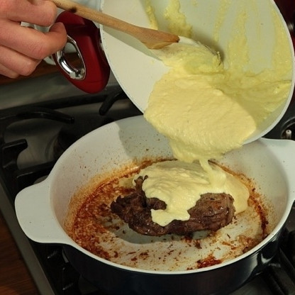 1. Этап. Баранина в йогурте: Выливаем соус в форму для запекания с мясом. Ставим обратно в духовку и запекаем 45 минут при 190 градусах. По истечению этого времени баранина в йогурте будет готова ;)