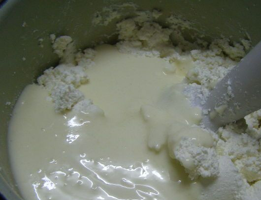 1. Этап. Творожно-черничный торт без выпечки: 3. Творог перетираем через сито или взбиваем блендером. Отправляем к творогу взбитый сметанный крем и продолжаем перетирать массу блендером.