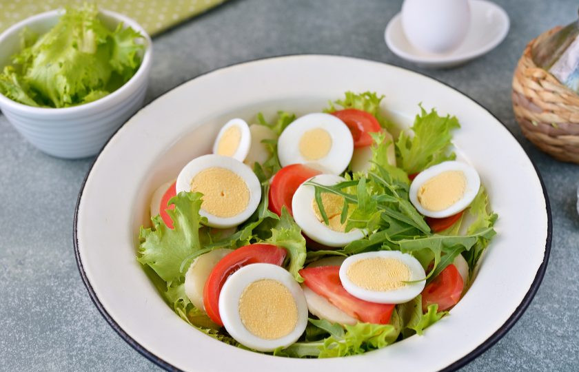 1. Этап. Салат с анчоусами и рукколой: Почистите от скорлупы яйцо, измельчите с помощью яйцерезки, разложите его на ломтики помидора.