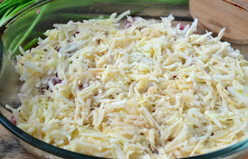 1. Этап. Мясо под шубой: 7. Затем ровным слоем разложите натертый картофель, также посолите и поперчите по вкусу.