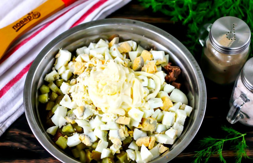 1. Этап. Кето-оливье: Отварные куриные яйца нарежьте мелким кубиком, добавьте нарезку в салатник к остальным ингредиентам. Выложите майонез любой жирности, посолите и поперчите. По желанию можете добавить в салат и нарезку зеленого лука, если любите более пикантный вкус в блюде. Аккуратно все перемешайте.