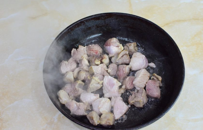 1. Этап. Индейка с шампиньонами и картошкой: Мясо нарежьте на кусочки и обжарьте 3-5 минут, чтобы оно поменяло цвет.