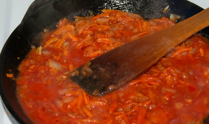 1. Этап. Ежики под соусом: Лук и морковь очищаем. Морковь натрите на терке, а лук мелко порежьте. Обжариваем овощи на растительном масле до мягкости, добавляем томатную пасту. Тушим еще 5 минут.