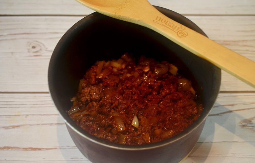 1. Этап. Говядина с чили: 5. Добавьте фарш и обжаривайте, помешивая, минут 10.