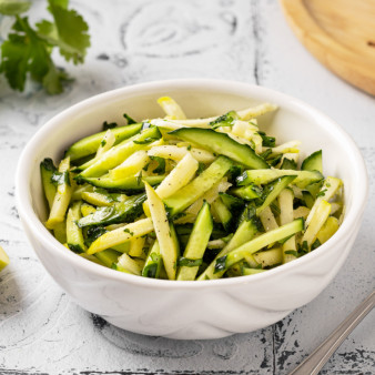 Салат из яблок и огурцов