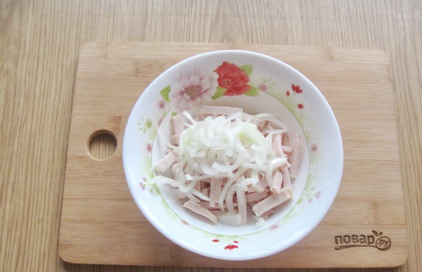 1. Этап. Салат с ветчиной и маринованными грибами: Добавьте лук нарезанный полукольцами.
