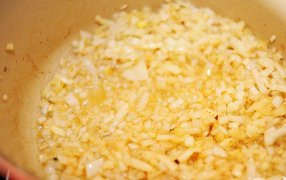 1. Этап. Спагетти с фрикадельками: Размешать и готовить пару минут.