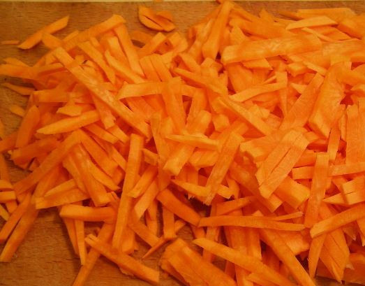 1. Этап. Салат Обжоркa с говядиной: Морковь нарезаем тонкой соломкой.