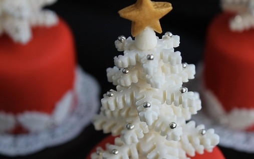 1. Этап. Мини-тортики из мастики: 12. Новогодняя красота готова! Приятного аппетита!