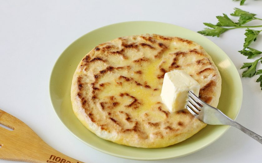 1. Этап. Лепешки с творогом на кефире: Готовые лепешки переложите на тарелку и смажьте кусочком сливочного масла.