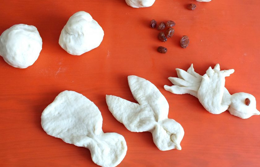 1. Этап. Жаворонки на Сретение: Второй вариант формовки жаворонков. Возьмите кусочек теста и слегка прокатайте его в пласт. 1/4 пласта прижмите пальцами, оформляя тем самым голову жаворонку. Прищепните клюв. Оставшуюся часть пласта разрежьте ножницами. Заверните свободный нижний край наверх. Сделайте ножницами несколько разрезов, оформляя тем самым хвост и крылышко. Глаз сделайте из изюма. Жаворонок готов.