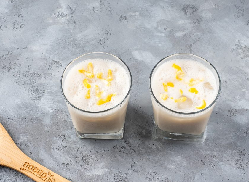 1. Этап. Банановый ласси: Посыпьте свежей цедрой лимона и можно наслаждаться!