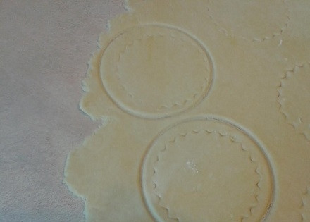 1. Этап. Закрытые тарталетки с курицей и грибами: А теперь выбираем стакан, диаметр которого на 1.5-2 см. больше формочек и вырезаем половину заготовок. Вторую половину вырезаем по намеченным контурам.